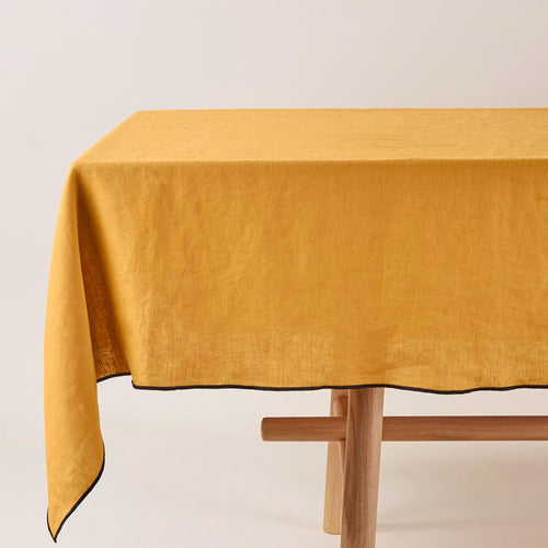 Madura Rechthoekig tafelkleed Carlina oker en zwarte hommel 170x320 cm