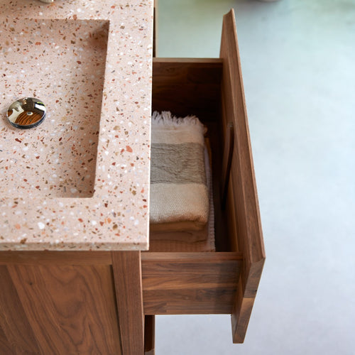 Tikamoon Badkamermeubel van massief notenhout en roze premium terrazzo 120 cm - Roze