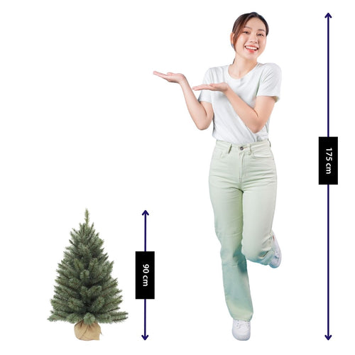 Triumph Tree Forest Frosted Kunstkerstboom H90 x D61 cm - Kunstboom in Jute Zak - Kunst Kerstboom voor Binnen - 106 Tips - Groen