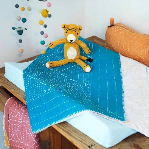 Return to Sender Babydekentje 80 x 100 cm blauw met witte kanta gestikte katoen - vtwonen shop