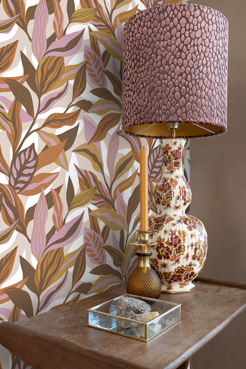 ESTAhome behang tropische bladeren bruin en paars - 50 x 900 cm - 131043 - vtwonen shop