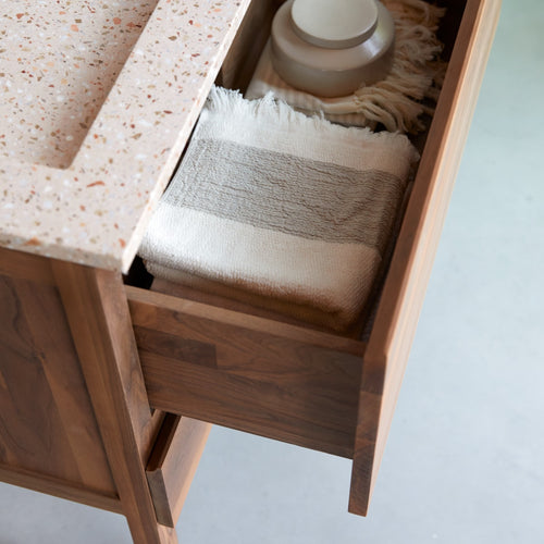 Tikamoon Badkamermeubel van massief notenhout en roze premium terrazzo 80 cm - Roze