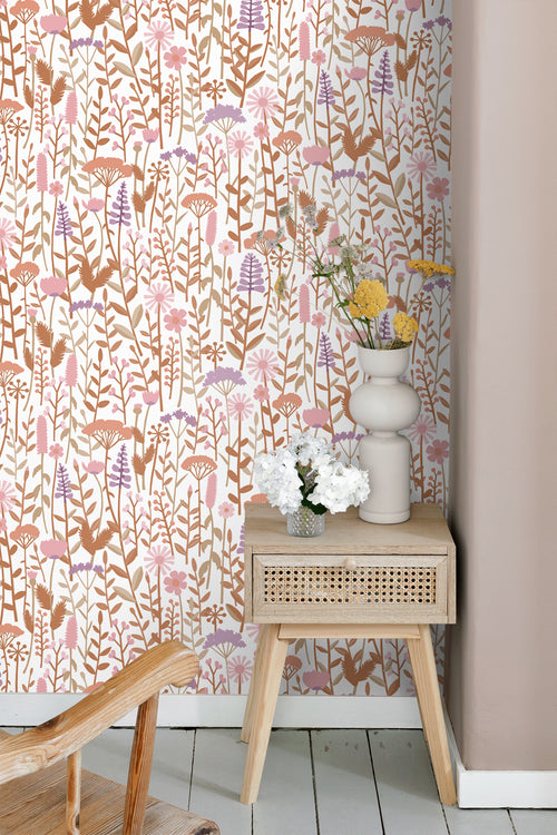 ESTAhome behang veldbloemen terracotta, paars en roze - 50 x 900 cm - 131553 - vtwonen shop