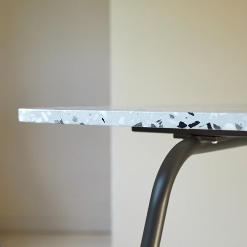Tikamoon Rechthoekige tafel van premium terrazzo en grijs metaal voor 4/6 personen - Donkergrijs