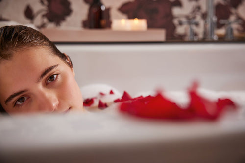 Livingwalls behang bloemmotief rood, roze en zwart - 53 cm x 10.05 m - AS-387004 - vtwonen shop