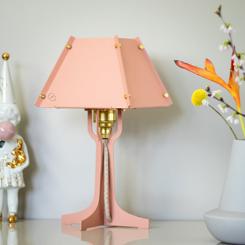 Fabricado tafellamp Lampie - Roze - messing details - hoogte 31,5 cm - vtwonen shop