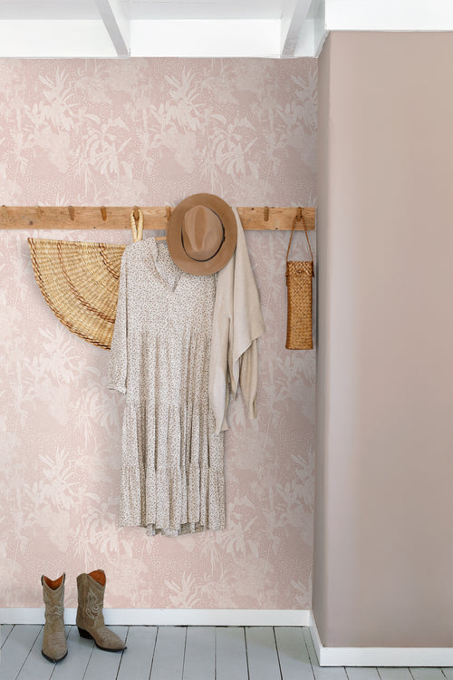 ESTAhome behang tropische bladeren oudroze - 50 x 900 cm - 139890 - vtwonen shop