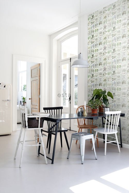 ESTAhome XXL behang bladzijden botanisch bloemen en planten boek licht warm grijs en groen - 50 x 900 cm - 158826 - vtwonen shop