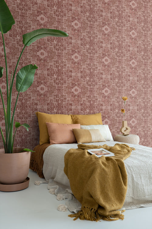 ESTAhome behang oosters kelim tapijt donker terracotta roze - 50 x 900 cm - 131364 - vtwonen shop