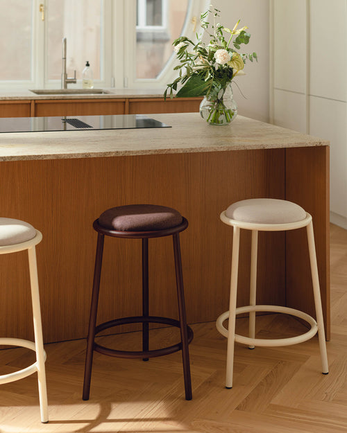 noo.ma Wine Berry barkruk - metalen frame, zachte gestoffeerde zitting