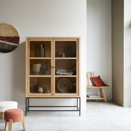 Tikamoon Hoge vitrinekast van massief eikenhout - Naturel - vtwonen shop