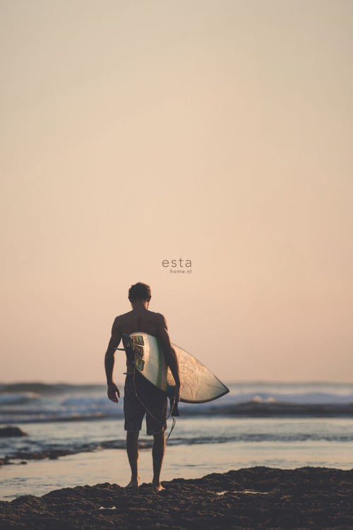 ESTAhome fotobehang surfer met surfplank avondrood, blauw en zwart - 186 x 279 cm - 158847 - vtwonen shop