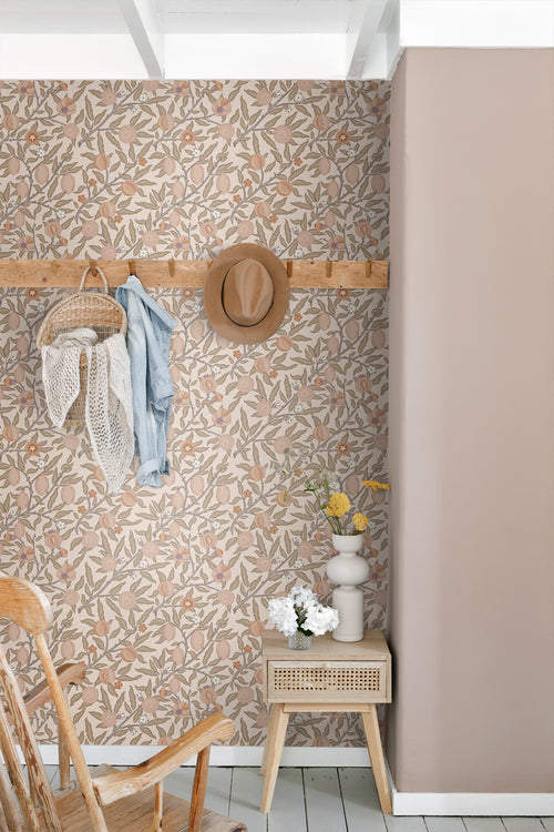 ESTAhome behang exotisch fruit en bladeren licht terracotta - 50 x 900 cm - 131167 - vtwonen shop