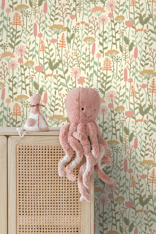 ESTAhome behang veldbloemen lichtgroen en roze - 50 x 900 cm - 131549 - vtwonen shop