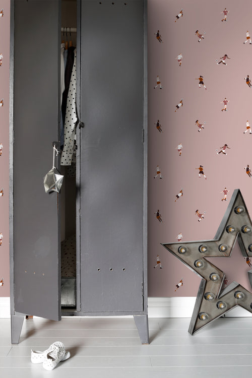 ESTAhome behang voetbalspeelsters terracotta roze - 50 x 900 cm - 131284 - vtwonen shop