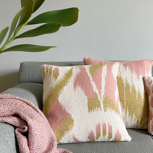 Malagoon kussen Ikat - roze - 50x50cm 100% organisch katoen