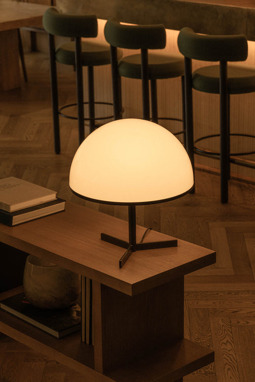 Faro Dome Dome tafellamp 42 cm, satijnzwart, glanzend witte kap, E27 fitting.
