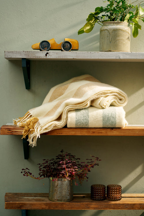 Klippan 100% wollen deken - Gotland - vertical stripe - geel- boter geel- 130x200cm - vtwonen shop