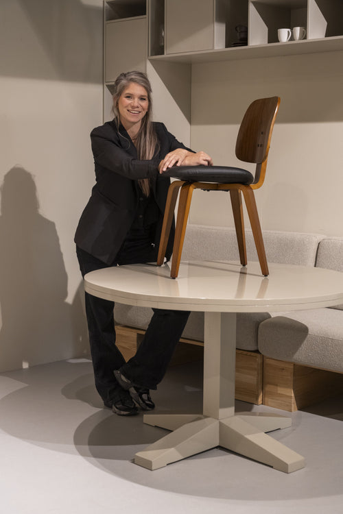 WOOOD eettafel Rhonda - Eiken - Blacknight & vtwonen eetkamerstoelen Classic - Hout - Zwart/Walnoot - 75x129x129/81x48x50 - vtwonen shop