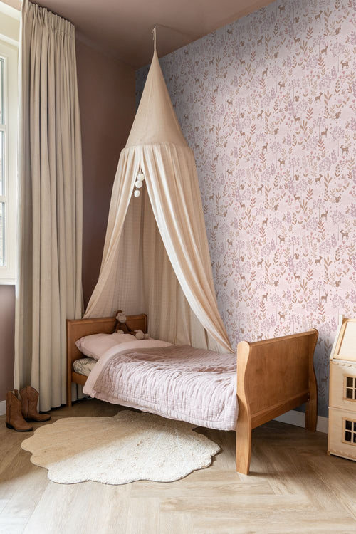ESTAhome behang bos met bosdieren licht roze en paars - 50 x 900 cm - 131796