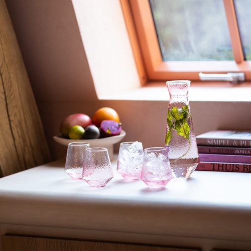 Brût Homeware Water glazen roze, set van 4.  Extra roze karaf voor € 4,95