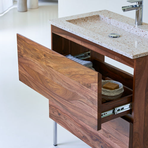 Tikamoon Badkamermeubel van massief palissander en roze premium terrazzo 80 - Roze - vtwonen shop