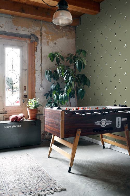 ESTAhome behang voetbalspelers olijfgroen - 50 x 900 cm - 131277 - vtwonen shop