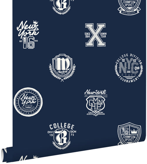 ESTAhome behang school emblemen donkerblauw - 53 cm x 10.05 m - 138826