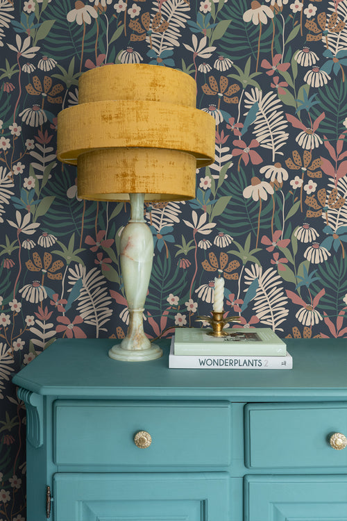 ESTAhome behang tropische bladeren en bloemen donkerblauw en meerkleurig - 50 x 900 cm - 130999 - vtwonen shop
