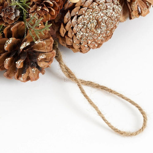 Mica Decorations Kerstkrans Brant H9 x Ø45 cm - Deurkrans met Dennenappels - Kerst Krans Deur en Tafel - Multifunctionele Kerstversiering - Bruin