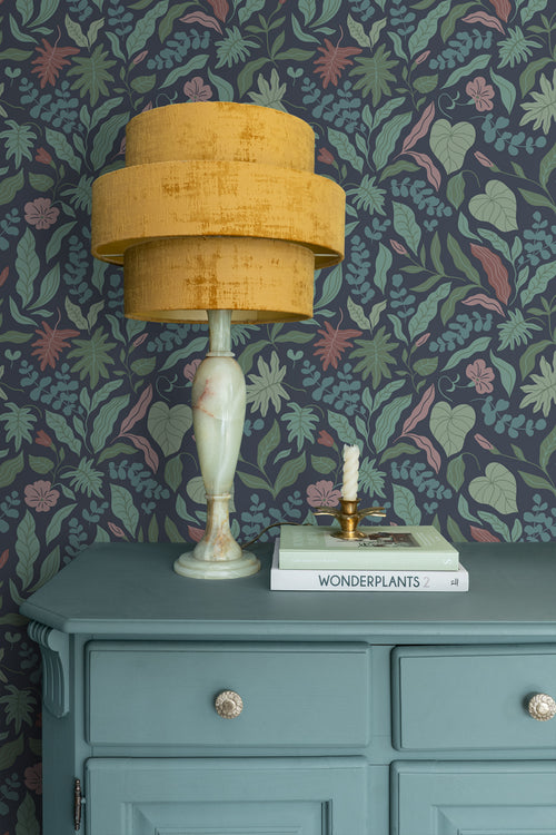 ESTAhome behang bladeren en bloemen donkerblauw, groen en roze - 50 x 900 cm - 131054 - vtwonen shop