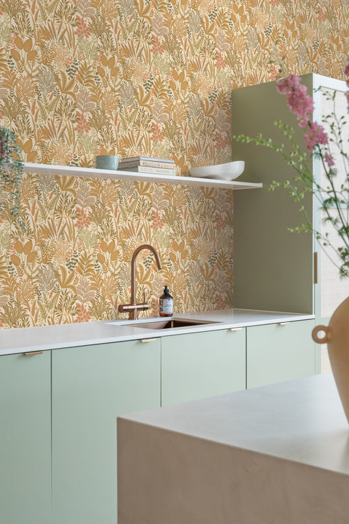 ESTAhome behang tropische bladeren en bloemen licht terracotta en beige - 50 x 900 cm - 131662