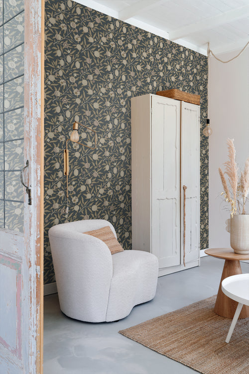 ESTAhome behang exotisch fruit en bladeren donkerblauw en taupe - 50 x 900 cm - 131173 - vtwonen shop