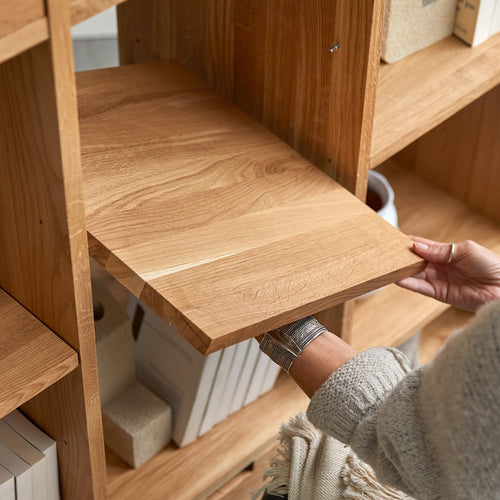 Tikamoon Lage boekenkast van eikenhout en roze premium terrazzo - Roze - vtwonen shop