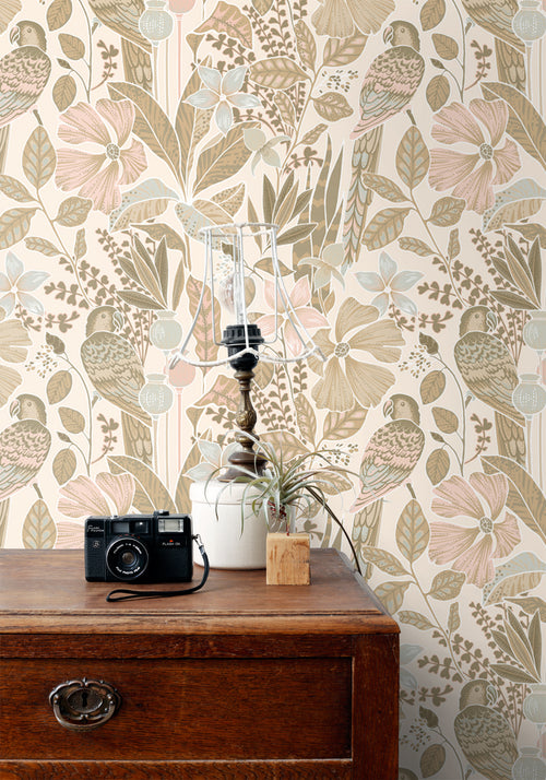 ESTAhome behang tropische bloemen en paradijsvogels zand beige - 50 x 900 cm - 131156 - vtwonen shop