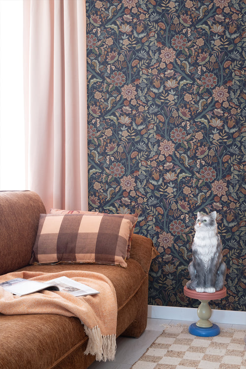 ESTAhome behang vintage bloemen donkerblauw en terracotta bruin - 50 x 900 cm - 131335 - vtwonen shop