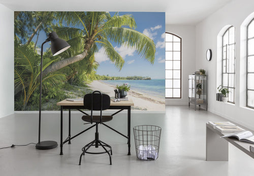 Sanders & Sanders fotobehang palmbomen op het strand groen en blauw - 450 x 280 cm - 612690