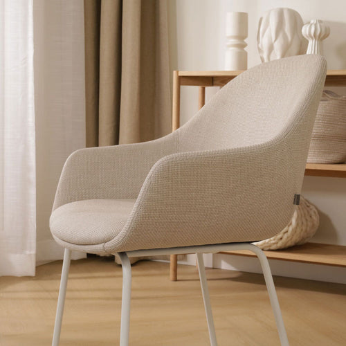 Nolon Nora-Mae Eetkamerstoel Beige - Armleuning - Witte Poten - vtwonen shop