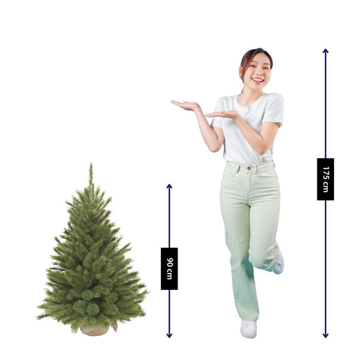 Triumph Tree Forest Frosted Kunstkerstboom H90 x D62 cm - Kunstboom in Jute Zak - Kunst Kerstboom voor Binnen - 106 Tips - Groen