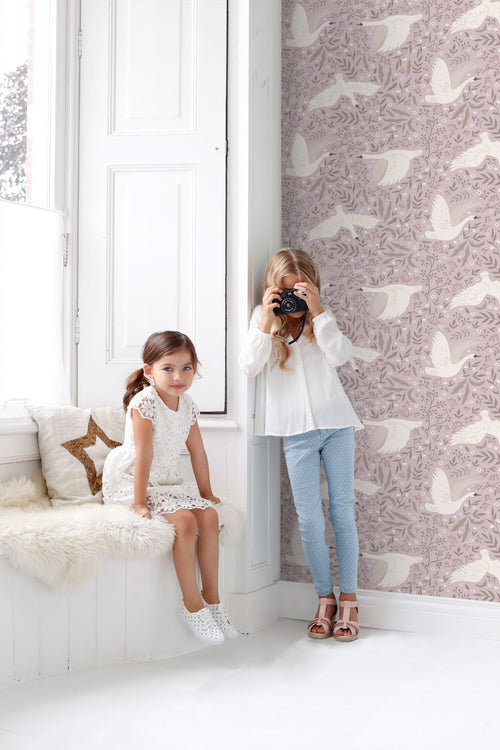 ESTAhome behang zwanen lila paars - 53 cm x 10.05 m - 130959 - vtwonen shop