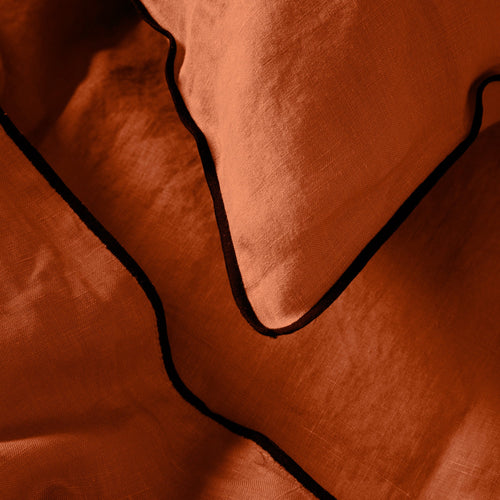 Madura Dekbedovertrek Carlina terracotta en zwarte hommel 260x240 cm