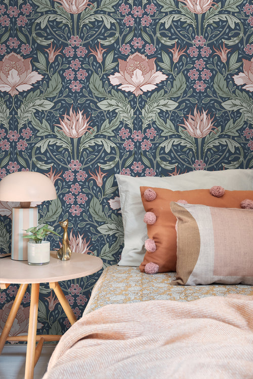 ESTAhome behang vintage bloemen in art nouveau stijl blauw, groen en terracotta roze - 50 x 900 cm - 131083 - vtwonen shop