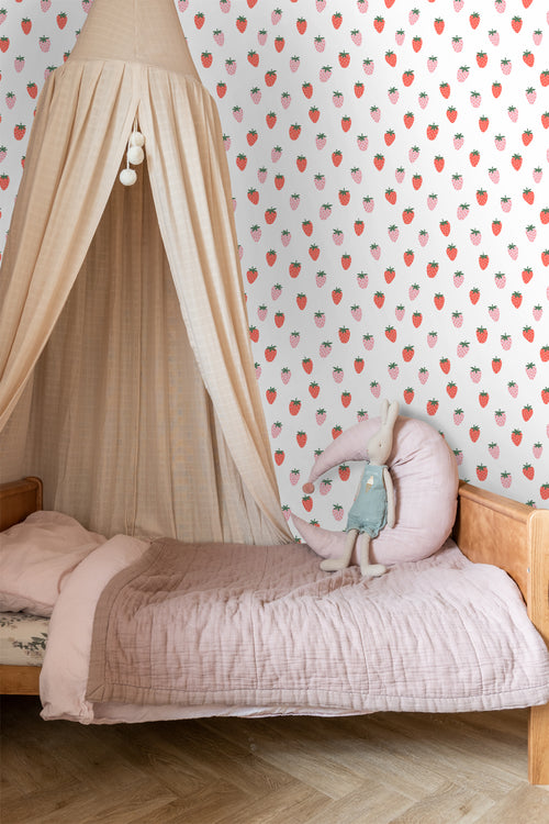 ESTAhome behang aardbeien wit en roze - 50 x 900 cm - 131650 - vtwonen shop