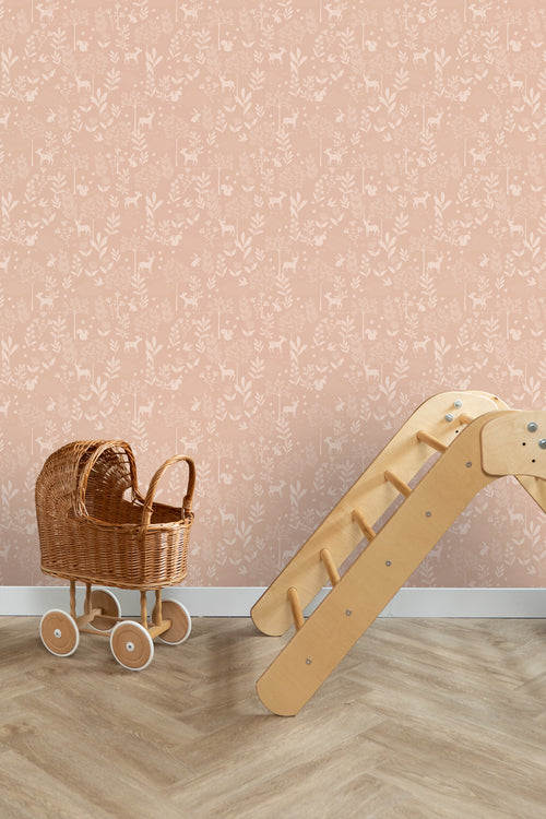 ESTAhome behang bos met bosdieren terracotta roze - 53 cm x 10.05 m - 139758 - vtwonen shop