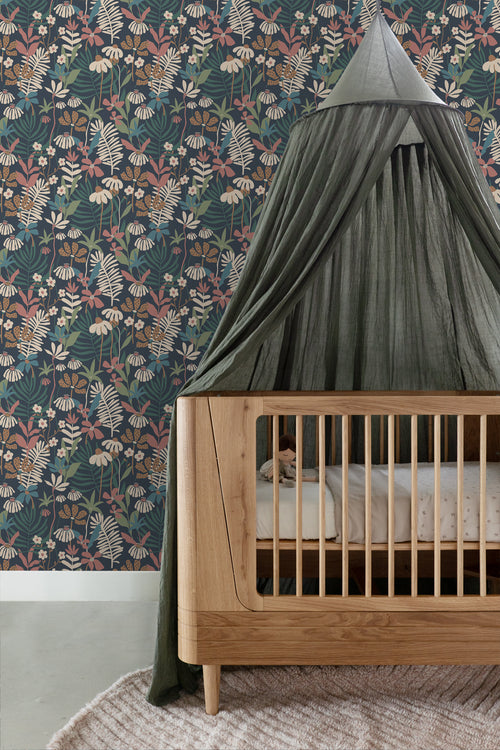 ESTAhome behang tropische bladeren en bloemen donkerblauw en meerkleurig - 50 x 900 cm - 130999 - vtwonen shop