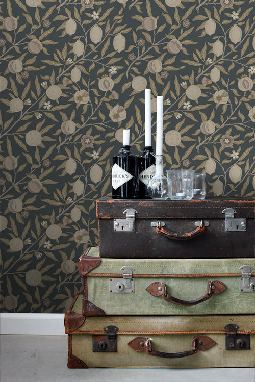 ESTAhome behang exotisch fruit en bladeren donkerblauw en taupe - 50 x 900 cm - 131173 - vtwonen shop