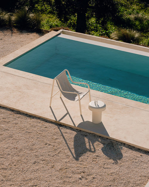 noo.ma Nokk Armchair outdoor loungestoel - Piazza Beige, waterdichte sling-zitting, stalen buizenframe