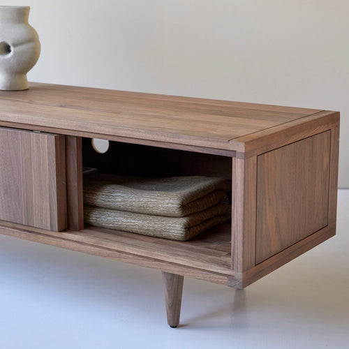 Tikamoon Massief notenhouten tv-meubel 140 cm - Donkerbruin - vtwonen shop