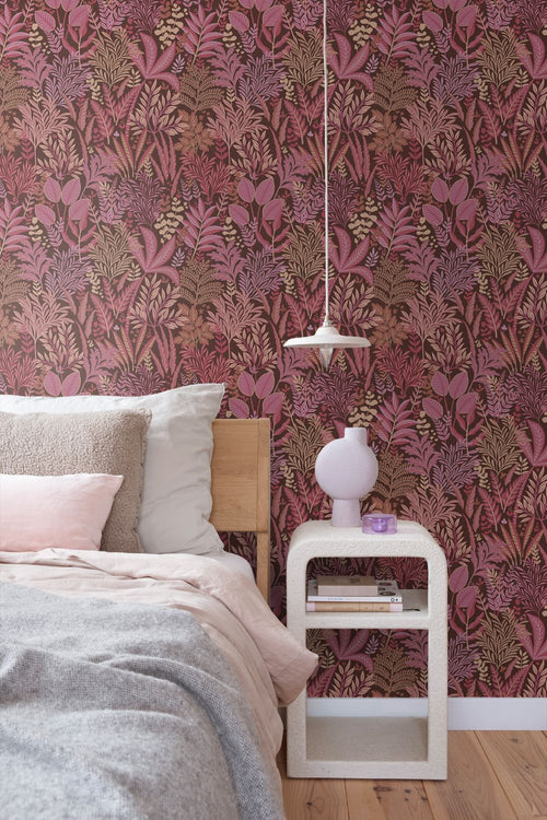 ESTAhome behang tropische bladeren en bloemen aubergine paars en roze - 50 x 900 cm - 131664
