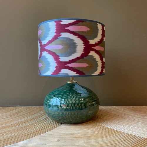 Madame Garage Tafellamp Green Muddy Bulb met Pink Peacock Silk Ikat Lampenkap - vtwonen shop